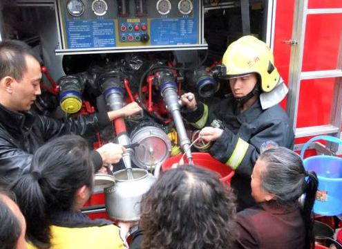 消防隊給西固蘭玻西社區(qū)居民送來水，市民排隊取水